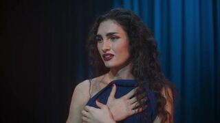 Mina Serrano sexy. Cris Miró s01e01 (2024). Sexy striptease scene