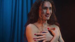 Mina Serrano sexy. Cris Miró s01e01 (2024). Sexy striptease scene