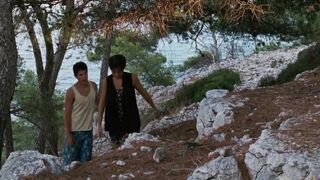 Julia Minguet nude, Marianne Dupont nude - Jeux de plage (1995)