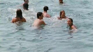 Julia Minguet nude, Marianne Dupont nude - Jeux de plage (1995)