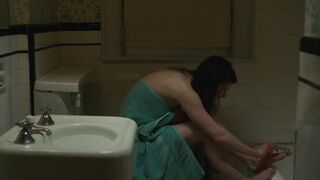 Thomasin McKenzie hot, Anne Hathaway sexy - Eileen (2023)