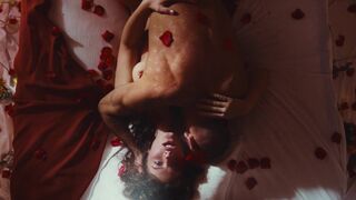 Mira Elisa Obling topless - Havet er rødt (2024) Sexy and Sex Scenes