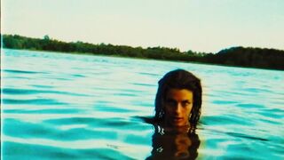 Mira Elisa Obling topless - Havet er rødt (2024) Sexy and Sex Scenes