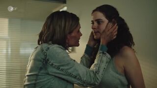 Annika Blendl, Emma Floßmann, Samia Chancrin nackte. Das Quartett s02e01 (2024) Topless Scenes