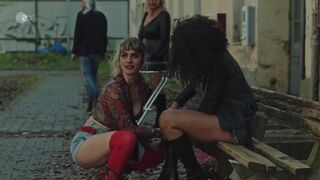 Annika Blendl, Emma Floßmann, Samia Chancrin nackte. Das Quartett s02e01 (2024) Topless Scenes