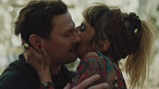 Annika Blendl, Emma Floßmann, Samia Chancrin nackte. Das Quartett s02e01 (2024) Topless Scenes