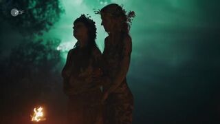 Annika Blendl, Emma Floßmann, Samia Chancrin nackte. Das Quartett s02e01 (2024) Topless Scenes