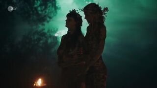 Annika Blendl, Emma Floßmann, Samia Chancrin nackte. Das Quartett s02e01 (2024) Topless Scenes