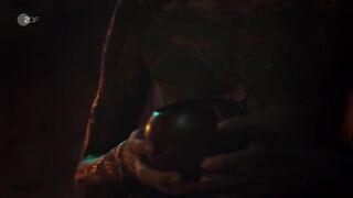 Annika Blendl, Emma Floßmann, Samia Chancrin nackte. Das Quartett s02e01 (2024) Topless Scenes