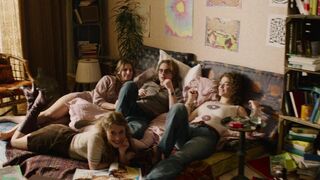 Nathalie Lucia Hahnen, Stella Holzapfel sexual - Vatersland (2020)