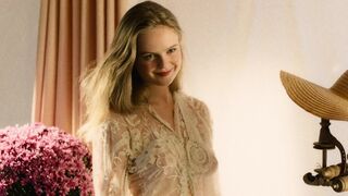 Nathalie Lucia Hahnen, Stella Holzapfel sexual - Vatersland (2020)