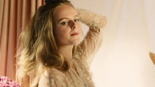 Nathalie Lucia Hahnen, Stella Holzapfel sexual - Vatersland (2020)