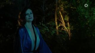 Nina Kronjäger, Sarah Buchholzer topless - Tatort (2022) Episode1188