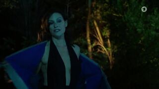 Nina Kronjäger, Sarah Buchholzer topless - Tatort (2022) Episode1188