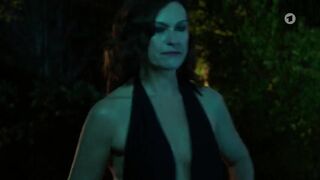 Nina Kronjäger, Sarah Buchholzer topless - Tatort (2022) Episode1188