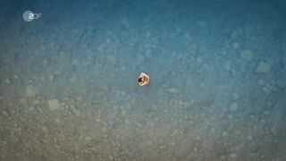 Pia-Micaela Barucki sexy - Ein Sommer am Gardasee (2022) Underwater Naked Scene