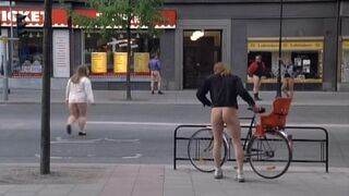 Funny Public Topless Scene. Suzanne Reuter nude. En kolossalt genomtankt film (1994)