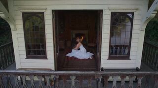 Mia Threapleton sexy, Josie Totah Hot - The Buccaneers s01e05 (2023) Lesby Kiss