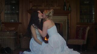 Mia Threapleton sexy, Josie Totah Hot - The Buccaneers s01e05 (2023) Lesby Kiss