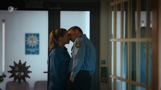 Cheyenne Pahde hot - Blutige Anfänger (2024)