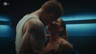 Cheyenne Pahde hot - Blutige Anfänger (2024)