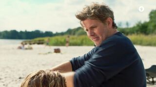 Pauline Knof hot bikini - Krauses Zukunft (2021) sexy kiss scene