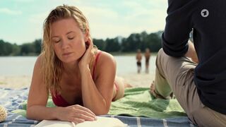 Pauline Knof hot bikini - Krauses Zukunft (2021) sexy kiss scene
