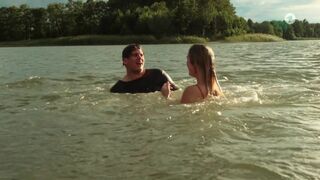 Pauline Knof hot bikini - Krauses Zukunft (2021) sexy kiss scene