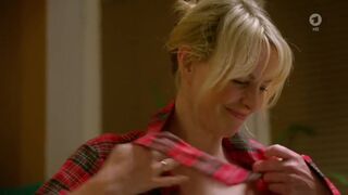 Simone Hanselmann sexy - Familie Dr. Kleists 09e01 (2019)