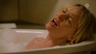 Simone Hanselmann sexy - Familie Dr. Kleists 09e01 (2019)