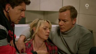 Simone Hanselmann sexy - Familie Dr. Kleists 09e01 (2019)