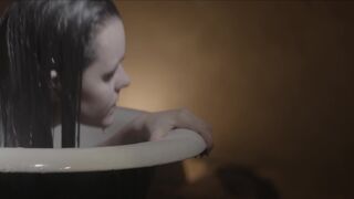 Laurine Fagu nude - L'huître (2018)