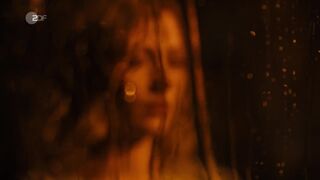 Katharina Schlothauer nude ⭐ In falschen Händen (2022)