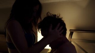Eve Duranceau sex scene - Le roi du matelas (2018)
