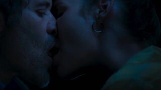 Louise Bourgoin, Melanie Doutey - Dreamchild (L'enfant reve) (2020) boobs scene