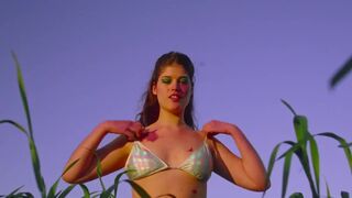 Camila del Campo nude, Valeria Lois - Magic Farm (2025)