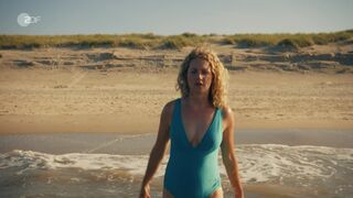 Sex scenes: Cornelia Groschel nude - Verhangnisvolle Leidenschaft Sylt (2025)