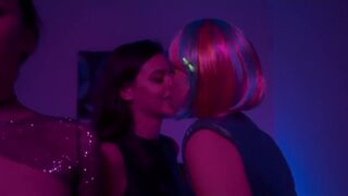 Lesbian Kiss Scene. Francesca Montuori sexy. Piedone. Uno sbirro a Napoli
