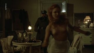 Maria Semenova nackte - Der Untergang (2004)