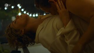 Brigitte Zeh hot - Dr. Nice s03e01 (2025)