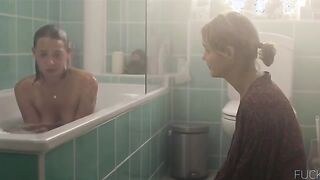 Nudity & Cunnilingus scene ⭐ Jytte-Merle Böhrnsen nude, Luise Heyer nude ⭐ Einmal bitte Alles (2017)