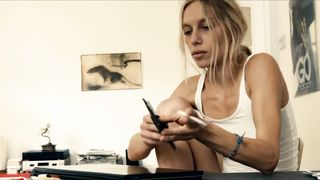 Lotta Doll naked - Liebe mich (2017)