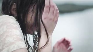 Maria Winther Olsen, Elin Morkore Dalberg Nude - Som engle vi falder (2014)