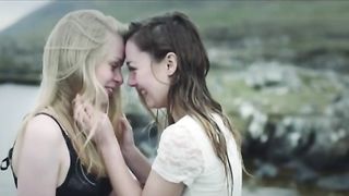 Maria Winther Olsen, Elin Morkore Dalberg Nude - Som engle vi falder (2014)