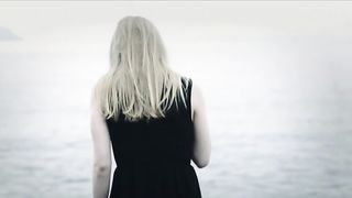 Maria Winther Olsen, Elin Morkore Dalberg Nude - Som engle vi falder (2014)