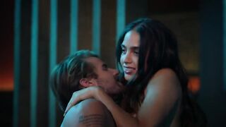 Melissa Barrera nude, Mishel Prada, Tru Collins nude - Vida s02e01 (2019)