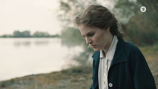 Nina Gummich, Alicia von Rittberg nude - Lotte am Bauhaus (2019)