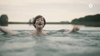 Nina Gummich, Alicia von Rittberg nude - Lotte am Bauhaus (2019)