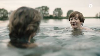 Nina Gummich, Alicia von Rittberg nude - Lotte am Bauhaus (2019)