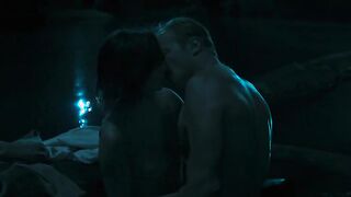 Magdalena Boczarska, Justyna Wasilewska nude - Sztuka Kochania-Historia Michaliny Wislockiej (2017)